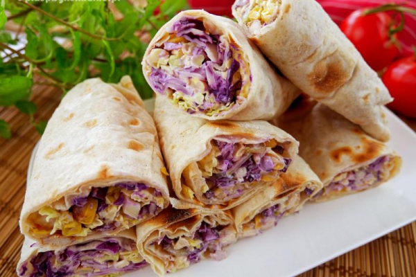 Tortilla kebab z kurczakiem i czerwoną kapustą