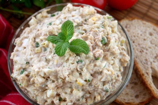 Pasta z makreli i jajek – pyszny przepis na smarowidło do kanapek