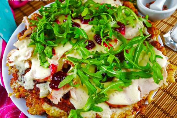 Pizza chlebowa z patelni – sposób na pozbycie się resztek z lodówki