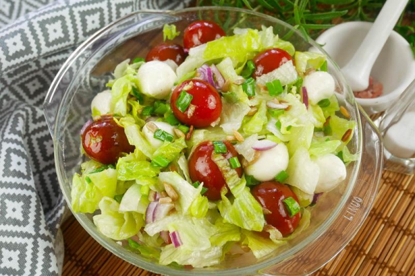 Sałatka z mozzarellą i sałatą lodową – sałatka na grilla w 10 minut