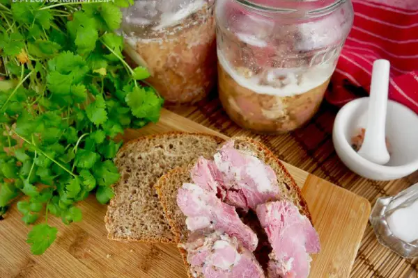 Karkówka w słoiku – przepis na domową konserwę na kanapki