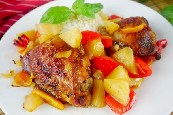 Pieczony kurczak w słodkim sosie z ananasem – pyszny obiad