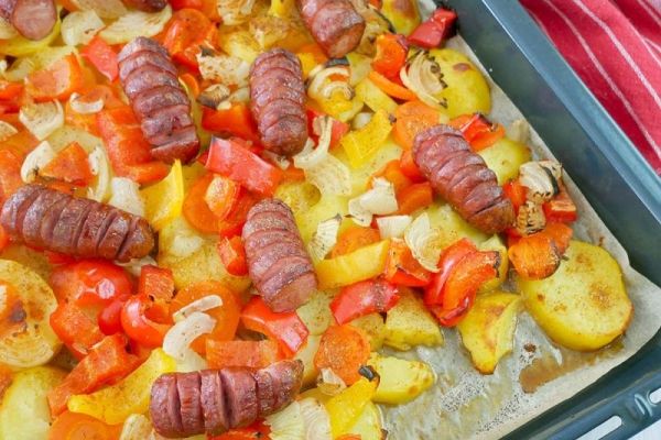 Kiełbasa pieczona z warzywami – tani przepis na obiad dla każdego