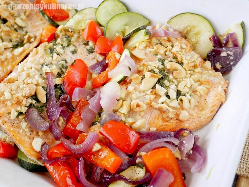 Pstrąg zapiekany z warzywami i masłem czosnkowym