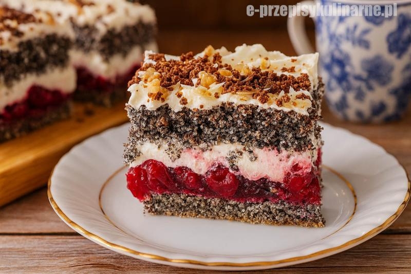 Ciasto Makowa Pokusa z wiśniami i kremem śmietankowym