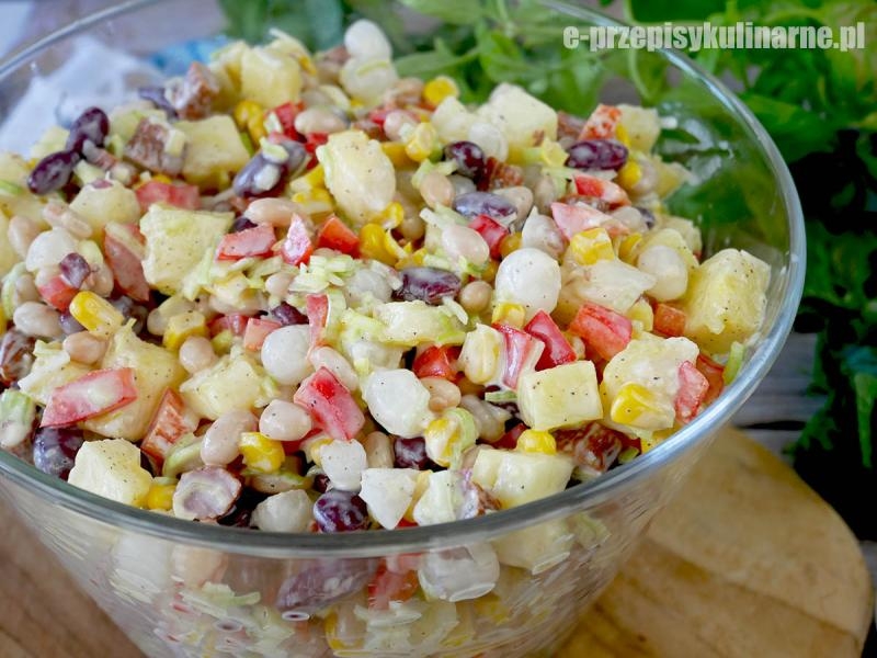 Sałatka Meksykańska z Kabanosem i Ananasem – ekspresowa przekąska na każdą okazję