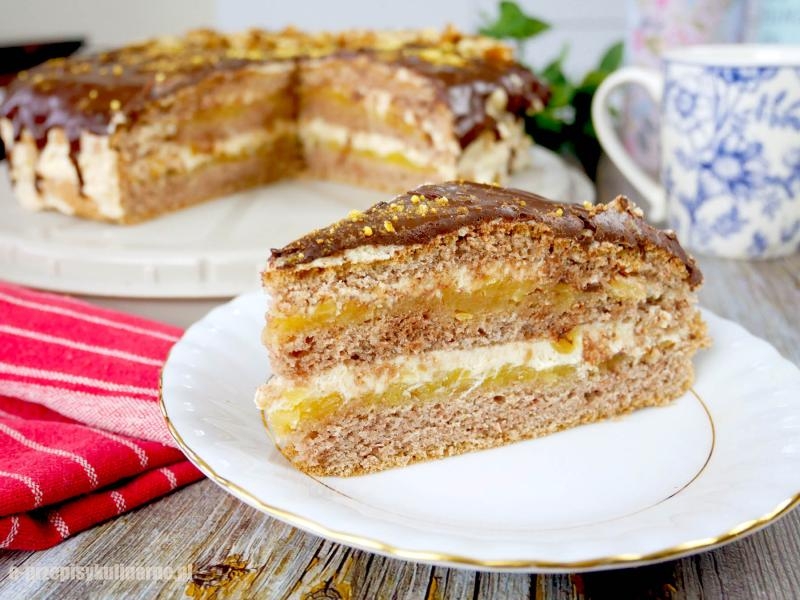 Zimowy torcik z jabłkami i kremem orzechowym