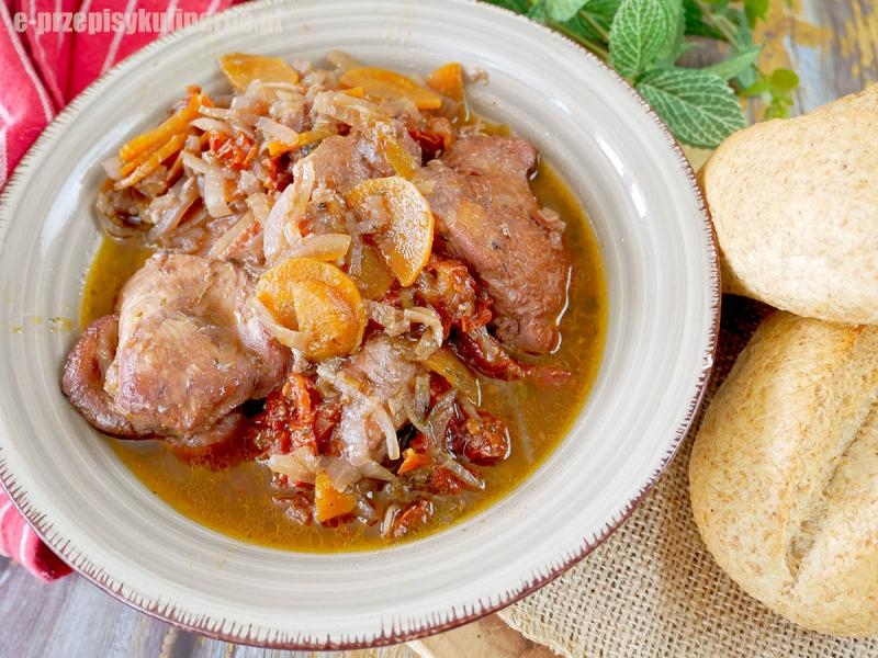 Indyk duszony w czerwonym winie – aromatyczny i bardzo smaczny obiad