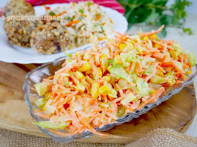 Surówka z sałaty lodowej, marchewki i pora – lekka i bardzo smaczna