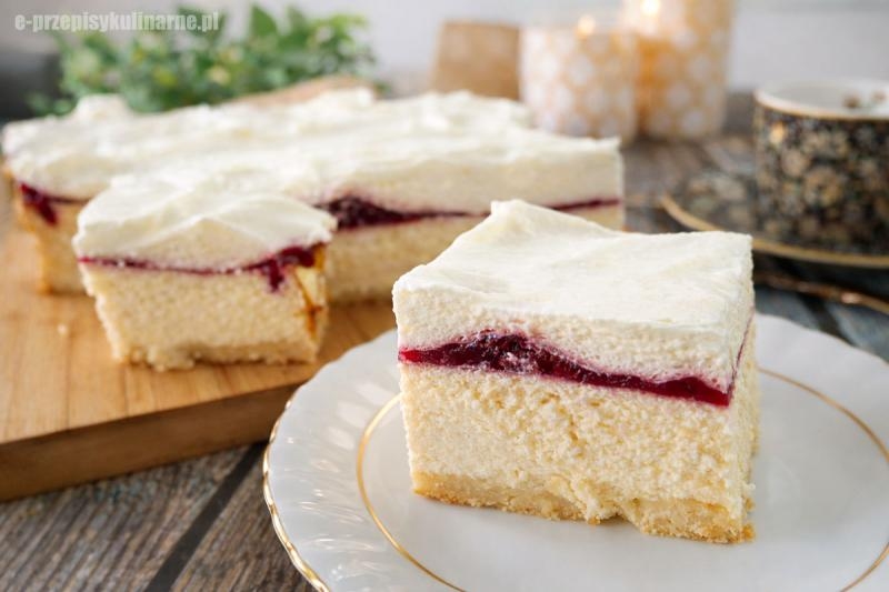 Sernik śmietankowy – kremowy, delikatny i bardzo prosty