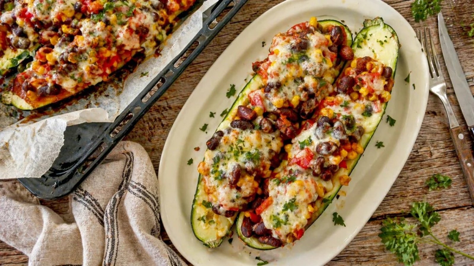 Cukinia faszerowana z fasolą i kukurydzą – ten farsz robi całą robotę. Prosty obiad z piekarnika