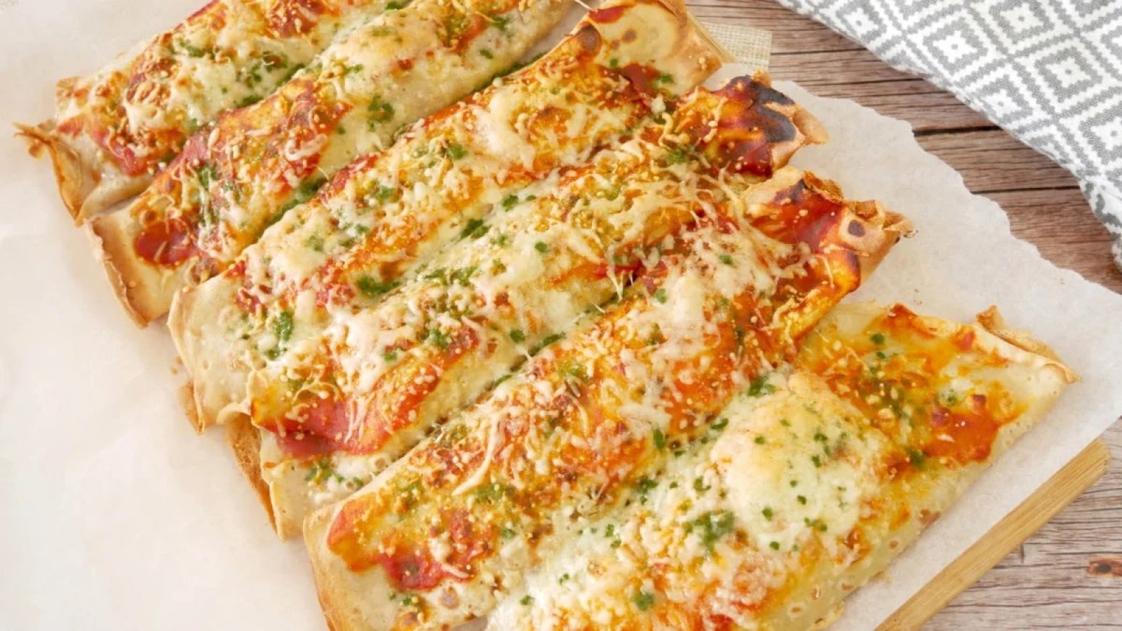 Naleśniki z piekarnika, które wszystkim smakują – ten farsz robi całą robotę