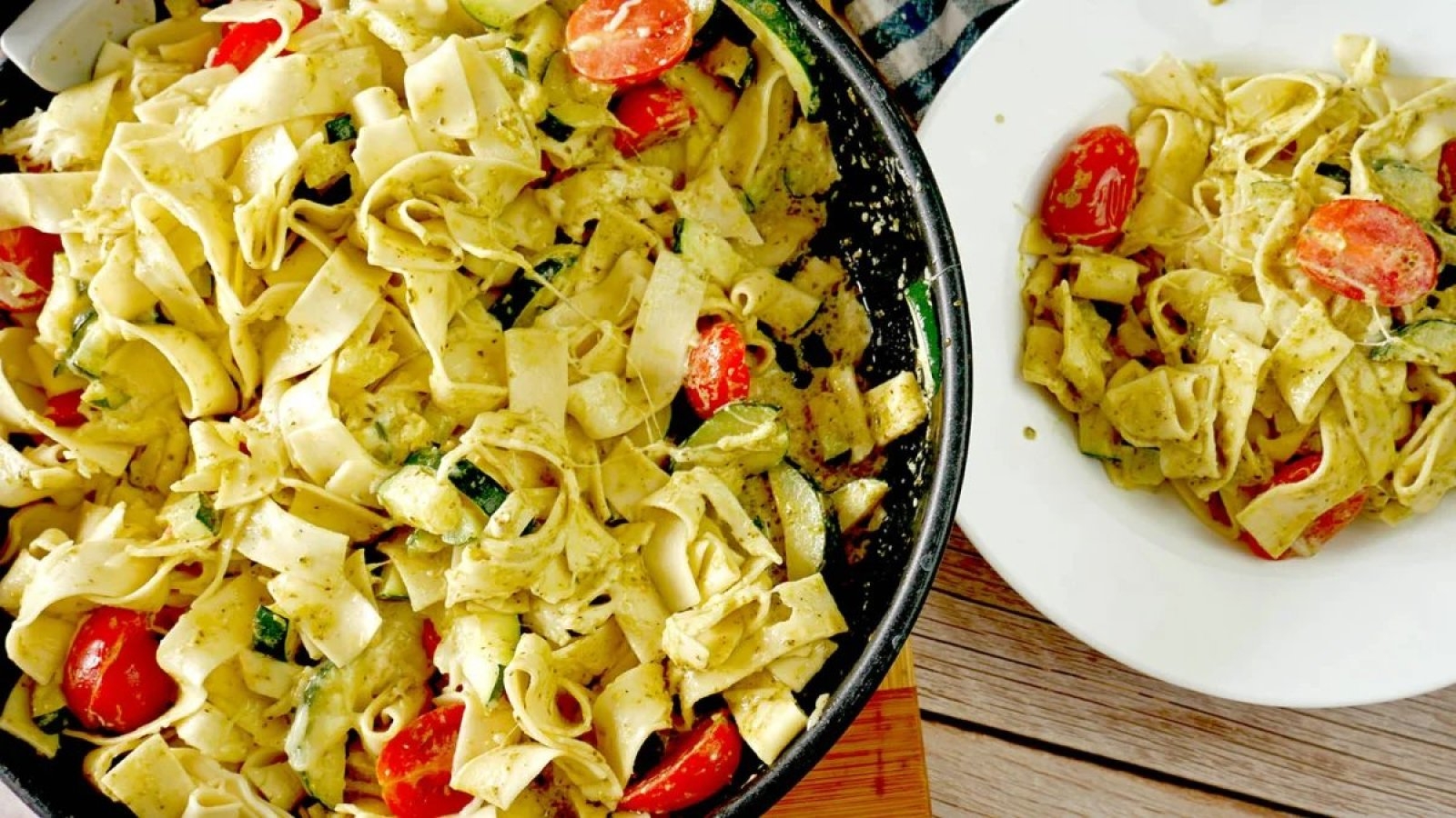 Szybki makaron z cukinią i pesto – obiad w 20 minut
