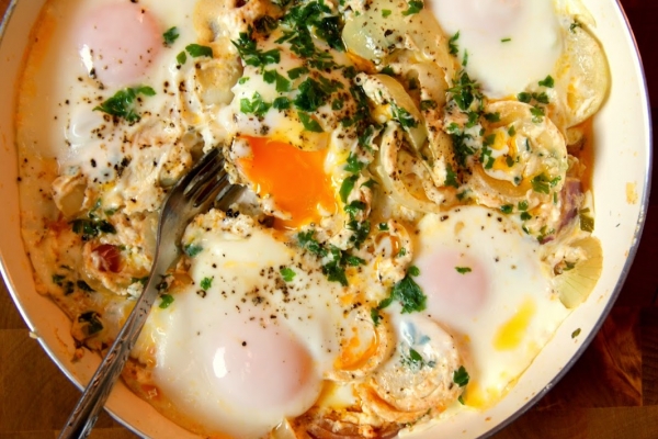 Zapiekane jajka na cebuli 