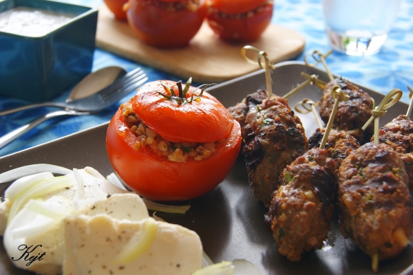 Mini kebaby z nadziewanymi pomidorami - Grecka uczta 