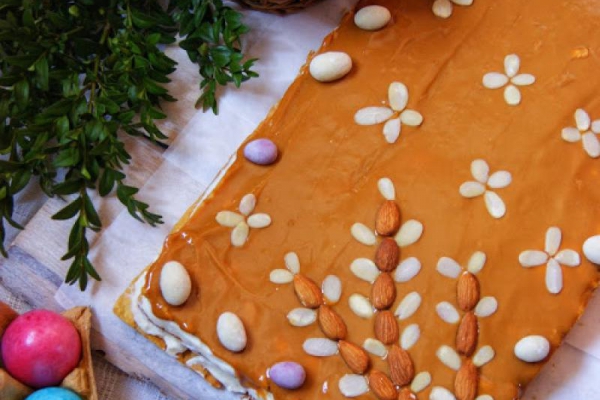 Karmelowy Mazurek Wielkanocny