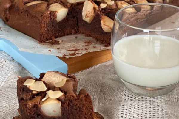 Migdałowe brownie z gruszkami