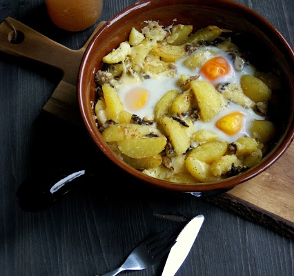 Zapiekane ziemniaki z pieczarkami w serze i jajku - doskonały dodatek do obiadu 