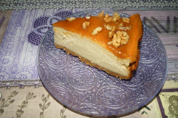 Sernik krówkowo – orzechowy – puszysty i delikatny