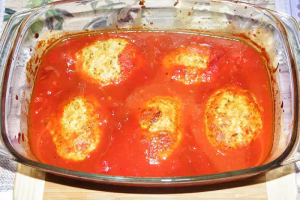 Aromatyczne roladki z indyka w sosie pomidorowym