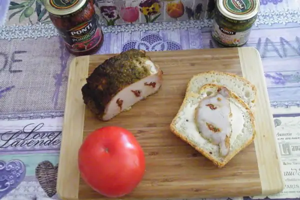 Schab na kanapki z pesto bazylikowym i suszonymi pomidorami – pychotka