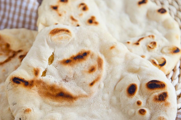 Domowe chlebki pita z patelni. Faszeruj tak jak lubisz! PRZEPIS