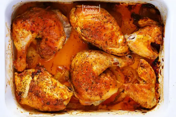 Rumiany kurczak i dużo sosu pieczeniowego. Przepyszny domowy obiad. PRZEPIS