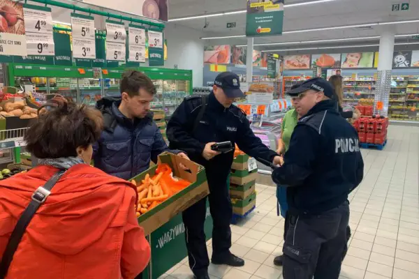 Rolnicy wezwali policję do Biedronki. Poszło o oznakowanie warzyw