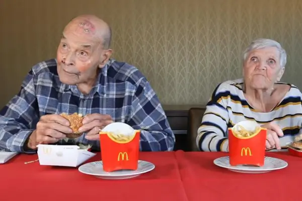 99-latek i jego koleżanka pierwszy raz próbują jedzenia z McDonald’s. Reakcje bezcenne