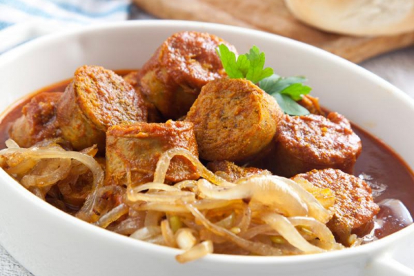 Biała kiełbasa po berlińsku. Przepis na curry wurst
