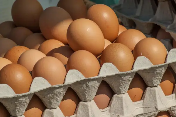 Przed Wielkanocą w sklepach może brakować jajek. Wykupują je inne kraje
