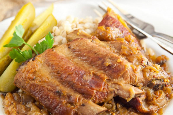 Żeberka w sosie cebulowym z musztardą. Mięciutkie i bardzo aromatyczne. PRZEPIS