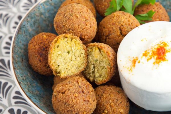 Falafel czyli wegański kebab. Przepis na smażone klopsiki z ciecierzycy