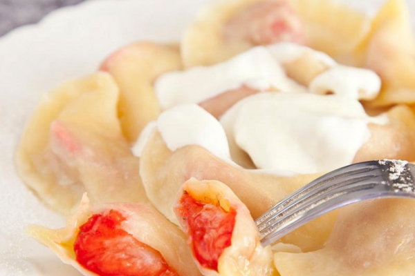 Rozkosznie pyszne pierogi z truskawkami. Babciny przepis