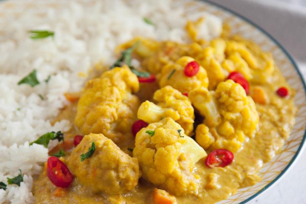 Curry z kalafiora. Przepis na pyszny wegański obiad