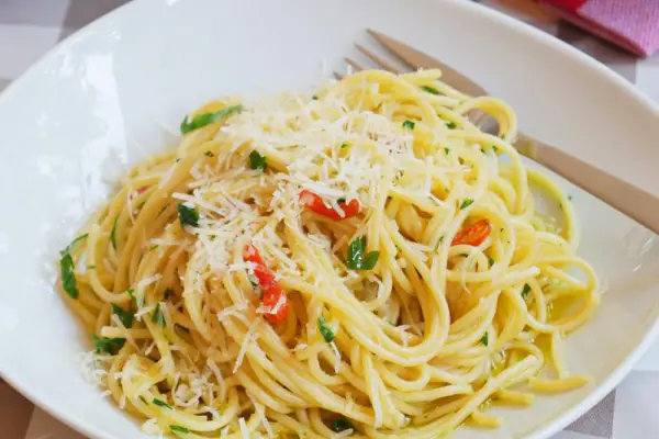 Słynne spaghetti aglio olio e peperoncino. Najlepsze na upalne dni. PRZEPIS
