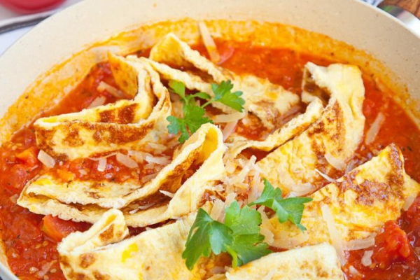 Omlet z pomidorami i serem. Świetny na śniadanie albo szybki obiad. PRZEPIS