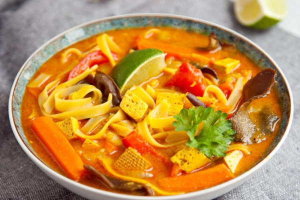 Wegańska zupa z tofu i makaronem ryżowym. Rozgrzewa! PRZEPIS