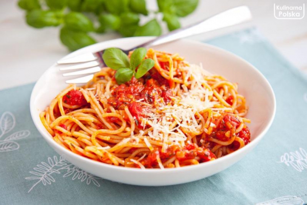 Spaghetti napoli. Prosty i pyszny makaron. Przepis na sos neapolitański
