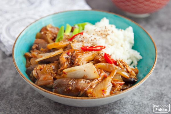 Boczniaki z koreańską kiszonką kimchi. Pełne smaku danie wegańskie