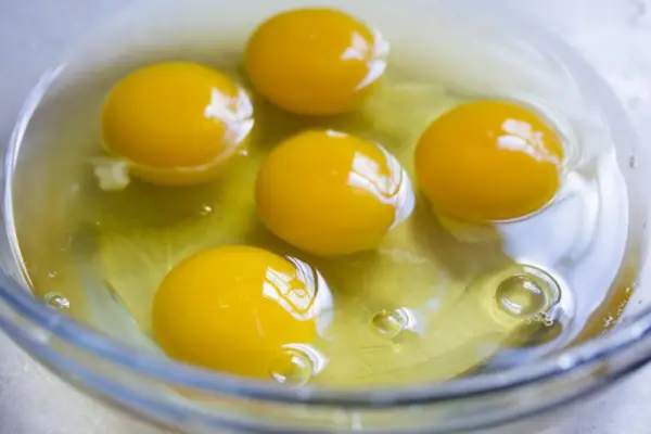 Ile jajek dziennie można zjeść? Są bardzo zdrowe pod warunkiem, że zachowamy umiar