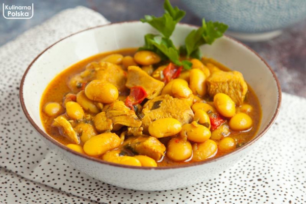 Fasolka w sosie curry z kurczakiem. Pyszna odmiana dla fasolki po bretońsku. PRZEPIS