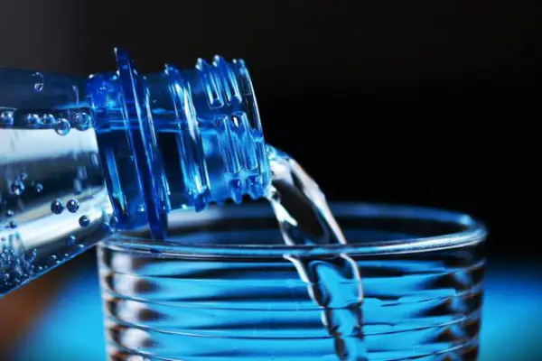 Co oznacza pH wody? Woda z jakim pH jest najlepsza dla zdrowia i ile należy jej pić?