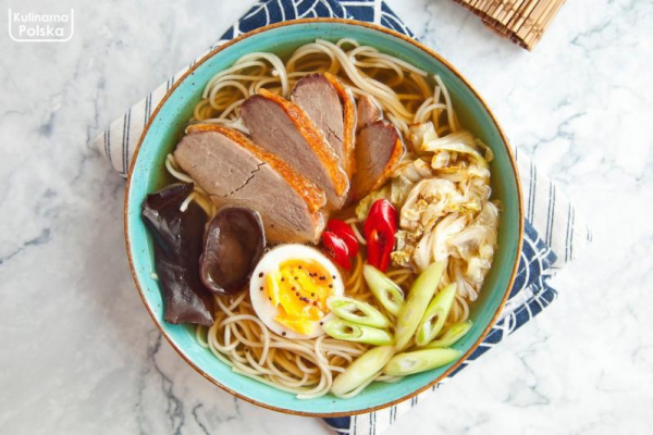 Ramen z kaczki. Domowy przepis na słynną japońską zupę. Jak zrobić ramen?