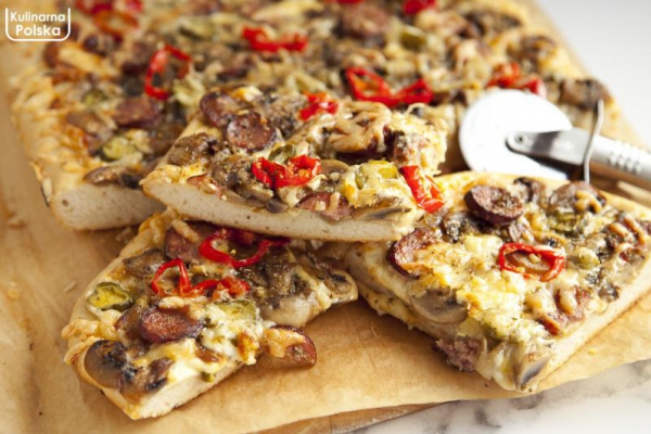 Polska pizza domowa. Przepis na placek drożdżowy z serem i dodatkami