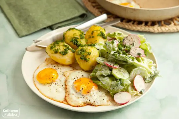 Młode ziemniaki, sałata ze śmietaną i jajka sadzone. Wiosną i latem taki obiad możemy jeść codziennie. PRZEPIS
