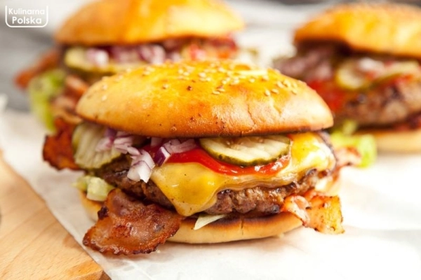 Najlepszego burgera możesz zrobić sobie sam. Przepis krok po kroku na domowe hamburgery