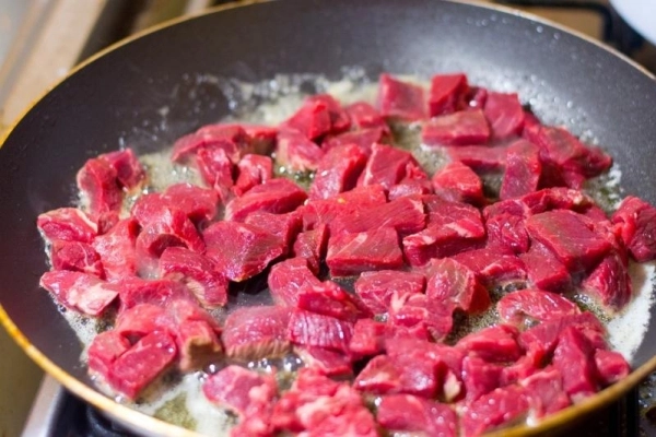 Mięso puszcza zbyt dużo wody podczas smażenia? Kucharze mają na to swoje sposoby