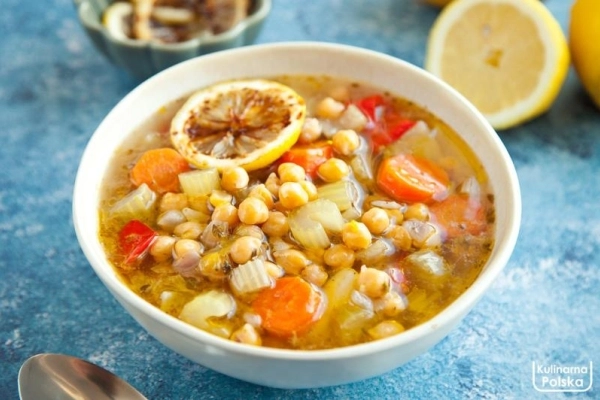 Grecka zupa z ciecierzycą revithia. Doprawiona sokiem z cytryny jest wyjątkowo pyszna. PRZEPIS