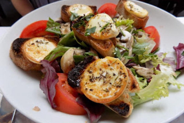 Francja - Sałatka z kozim serem (Salade de chèvre chaud)